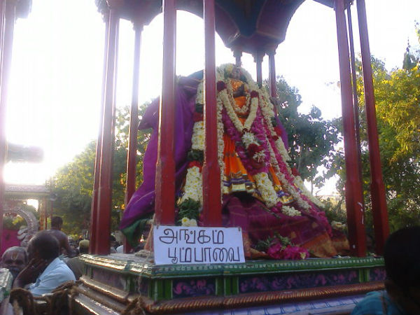 அதிகார நந்தியில் இறைவன்