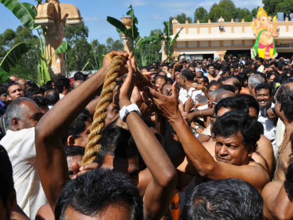 தேர் வடம்பிடித்த பக்தர்கள்