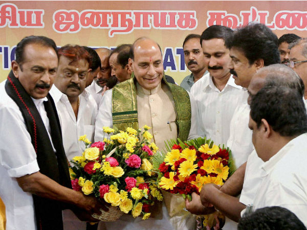 எல்லாத் தலைவர்களுடனும் ஒரு தனி பேனர்