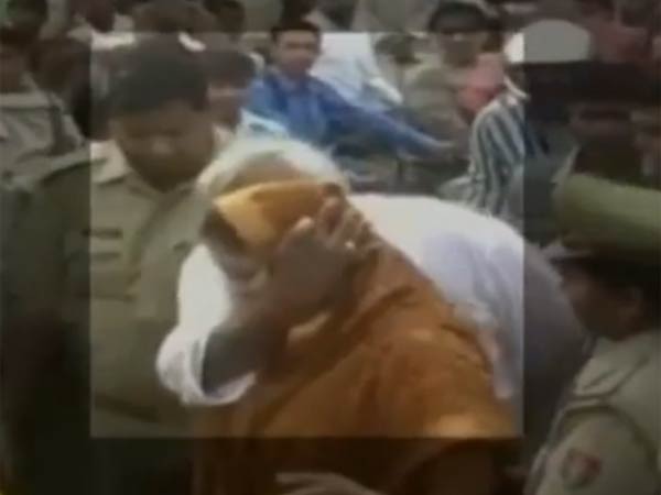 முகத்தைப் பிடித்து நெருக்கமாக வந்த எம்.எல்.ஏ.