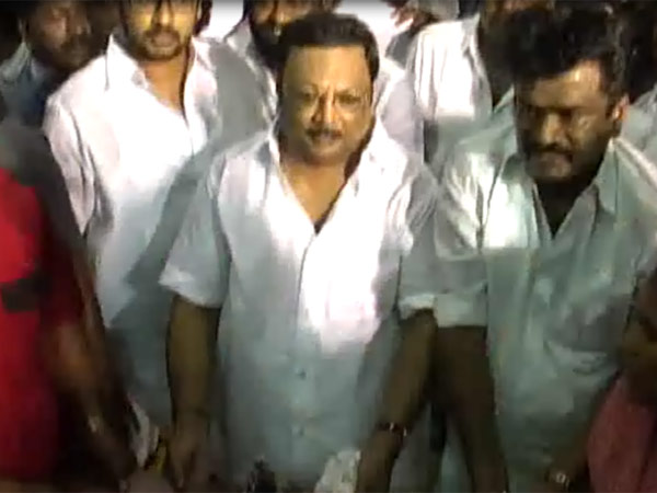 பெரிய முதலை வாயில் சிக்கிக் கொண்டு விட்டார்