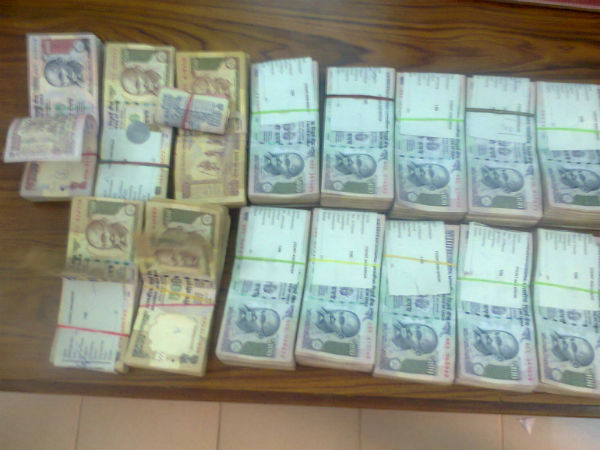 Election flying squad seize Rs. 2.95 cash in Senkottai