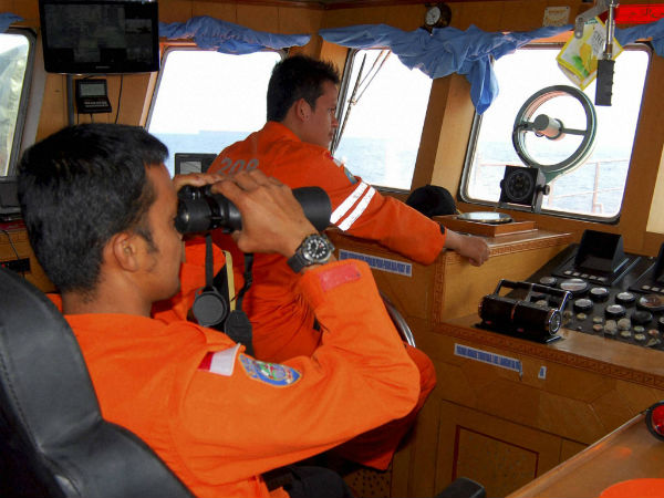 அமெரிக்கக் கடற்படையினர் தேடுகின்றனர் அமெரிக்கக் கடற்படையினர் தேடுகின்றனர்