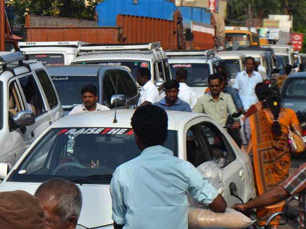 50க்கும் மேற்பட்ட கார்களில்