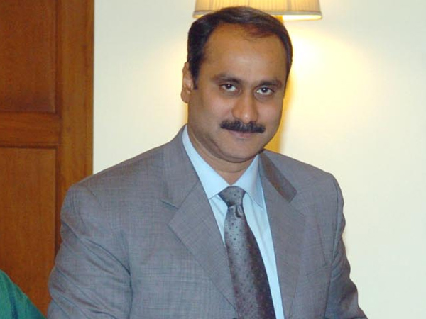 மனைவி, மகள்களுடன் விரைந்த அன்புமணி