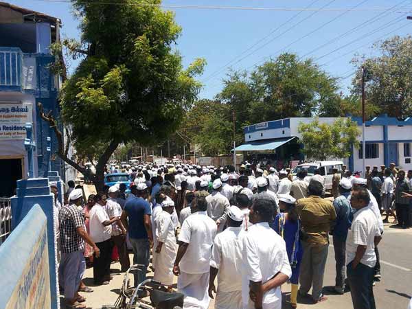 தடுத்து நிறுத்திய போலீஸ்