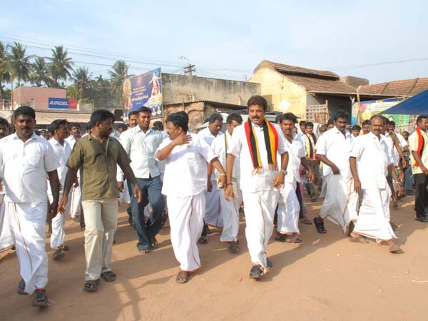 வாக்காளர்களை கவர
