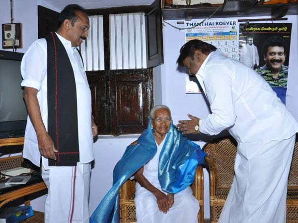 தாயாரிடம் ஆசி பெற்ற விஜயகாந்த் தாயாரிடம் ஆசி பெற்ற விஜயகாந்த்