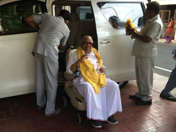 வேனில் பிரசாரம்