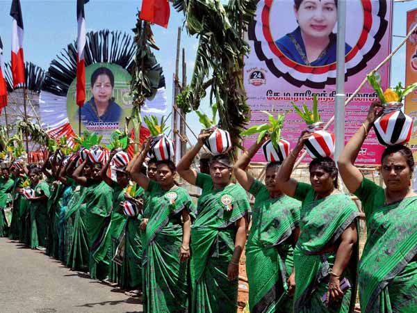 நீயே எடுத்துக்கிட்டா எப்படி.. எனக்கும் கொடுடி நீயே எடுத்துக்கிட்டா எப்படி.. எனக்கும் கொடுடி