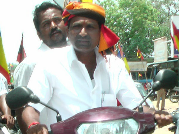 ஆளுக்கு ஒரு பைக்கில்