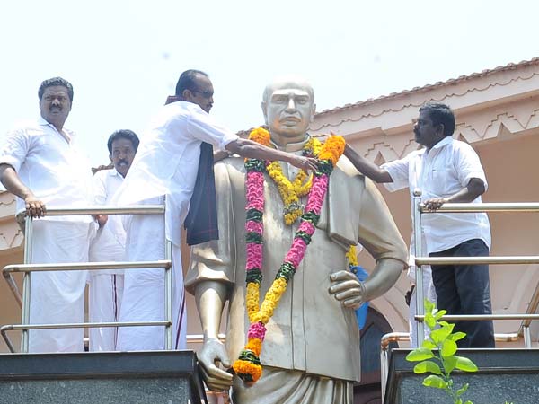 அதிமுக, திமுகவை புறக்கணியுங்கள்