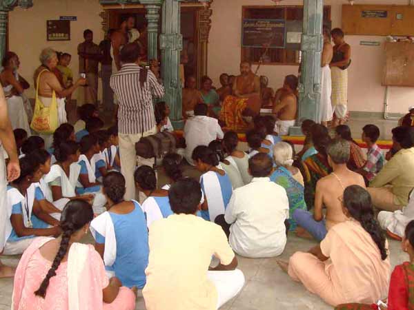 Vijayendrar visits Karur Temple