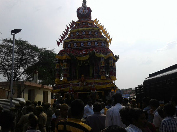 வடம் பிடித்த பக்தர்கள்