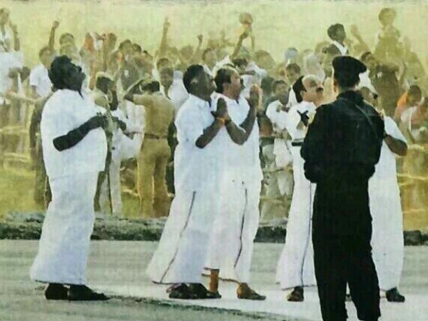 ஹெலிபேடிலேயே காலில் விழுந்து கும்பிடு சாமி...