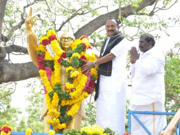 அம்பேத்கர் சிலைக்கு மரியாதை