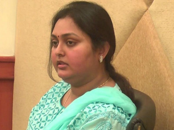 என்ன நடக்குதுன்னே அவருக்குத் தெரியலையே