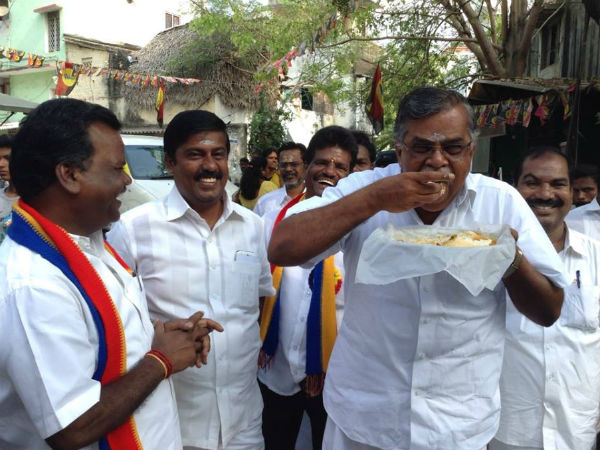 கையேந்தி பவனில் கணேசன்