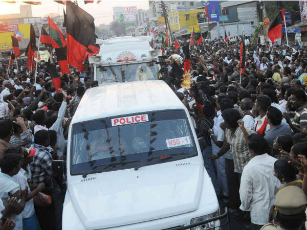 வெளியில் வெயில்.. வேனுக்குள் சூரியன்