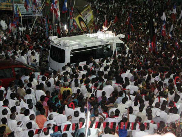 திறந்த வேனில்