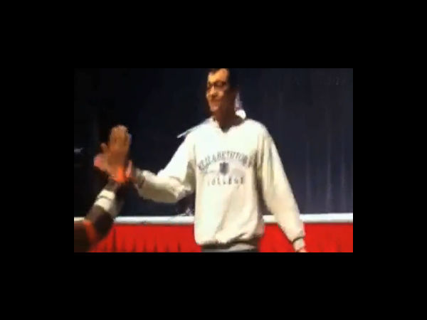 சிரித்து சமாளித்த அழகி...