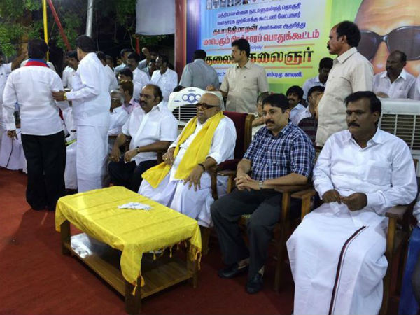 கட்சித்தாவிய சிலர்