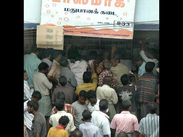 நீண்ட வரிசையில் காத்திருந்த குடிமகன்கள்...