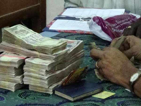 அதிமுகவினர் வீட்டில் பறிமுதல்