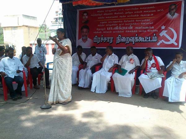 சாலையோரம் கூட்டம்