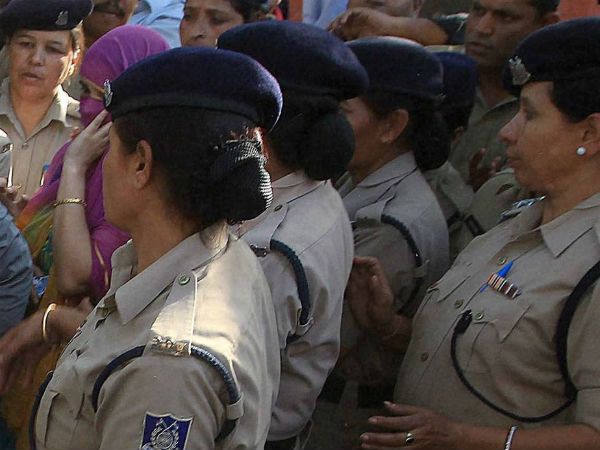 பெண் கான்ஸ்டபிள் பெண் கான்ஸ்டபிள்