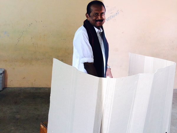 சொந்த ஊரில் வாக்களித்த வைகோ: