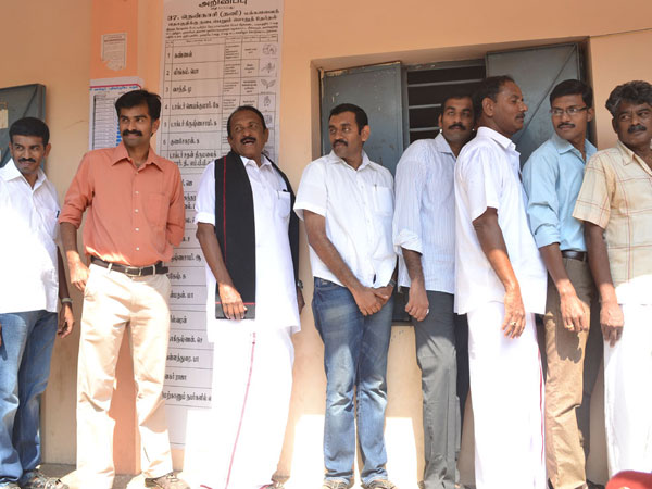 மகனுடன் வந்த வைகோ