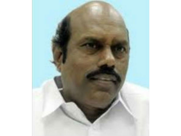 மனைவியுடன் ஆஜர்