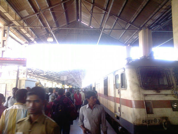 மின்சார ரயில்களில் சோதனை