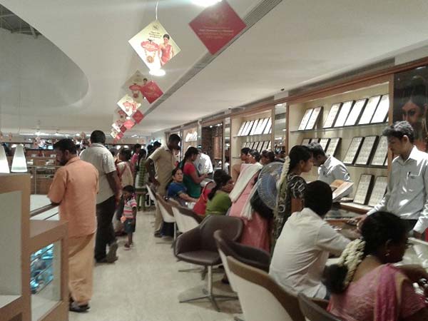 நகை வாங்க குவிந்த மக்கள்