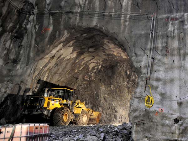 மலைகளுக்கு இடையே...