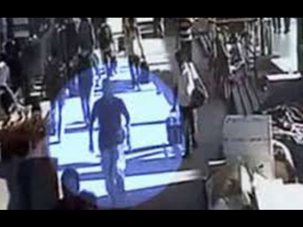 இரண்டு பெட்டிகளிலும் பயணம்...