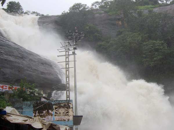 குற்றால அருவிகளில் தண்ணீர்