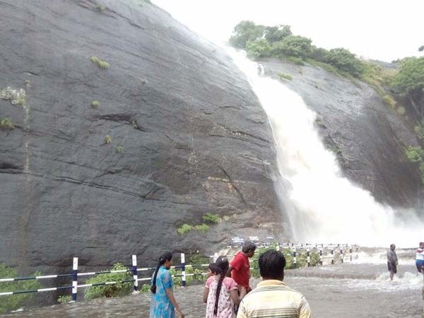 சேறும் சகதியுமாய் நடைபாதை