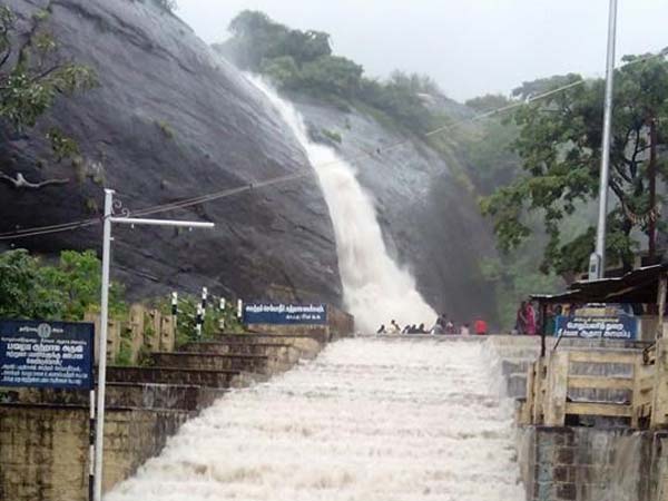 குற்றாலத்தில் தொடர் வெள்ளம்