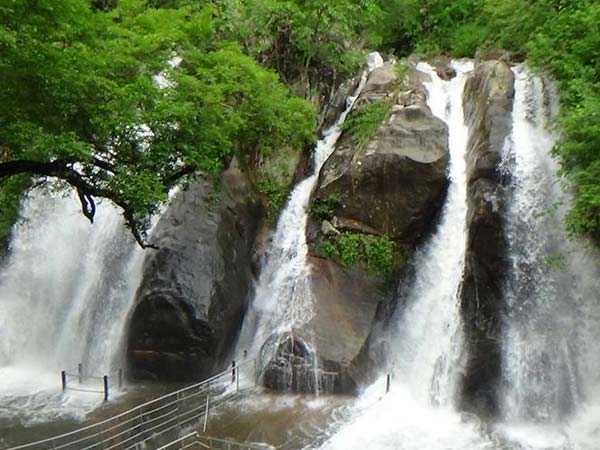 ஐந்தருவியில் அனுமதி