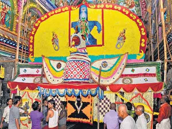 மயில் வடிவ பூப்பந்தல்