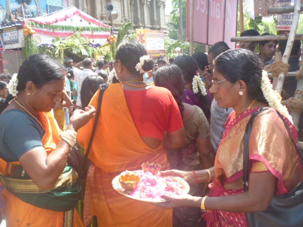 மொய் எழுதிய பக்தர்கள்