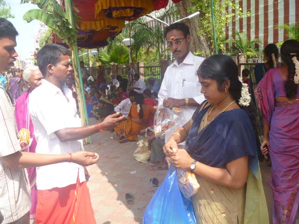 பக்தர்களுக்கு அன்னதானம்