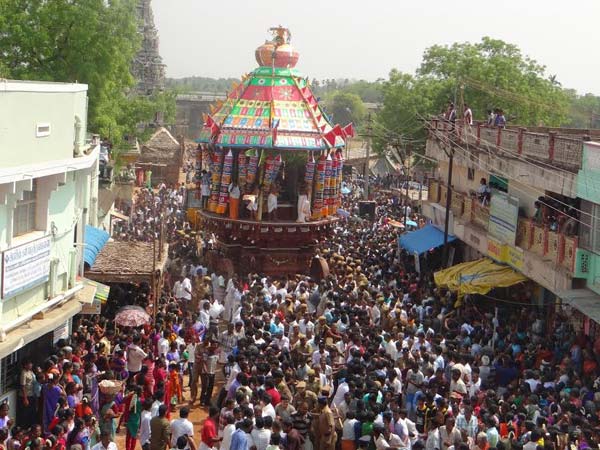Thousands of devotees witness Meenakshi temple car festival