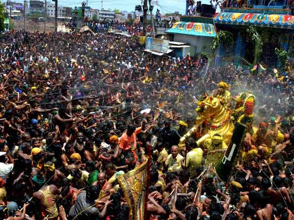 எதிர்கொண்டு அழைத்த பக்தர்கள்