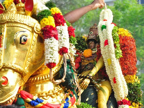 பச்சைப்பட்டு உடுத்தி