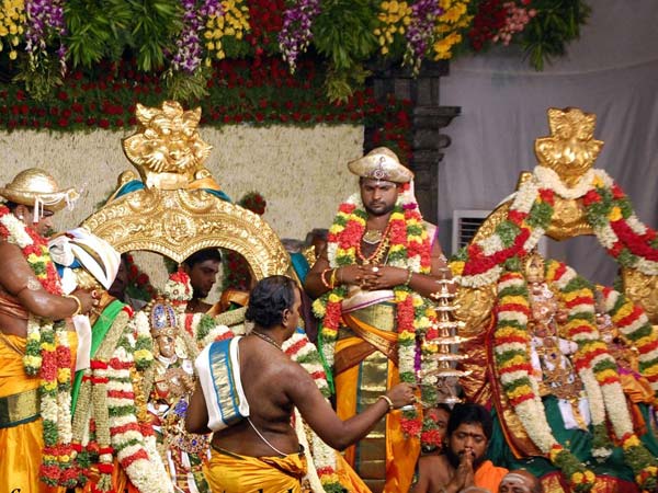 லட்சக்கணக்கான பக்தர்கள்