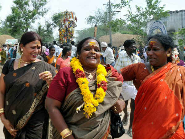 ஆடிப்பாடி மகிழ்ந்தனர்