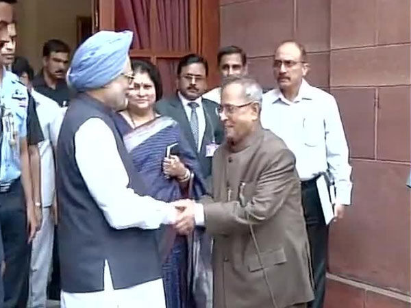 PM Manmohan Singh submits his resignation to President at Rashtrapati Bhavan 